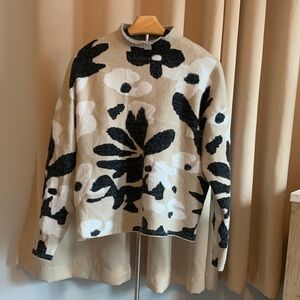 LOVE TREND Elegant Floral Women's Sweater in Black and Cream